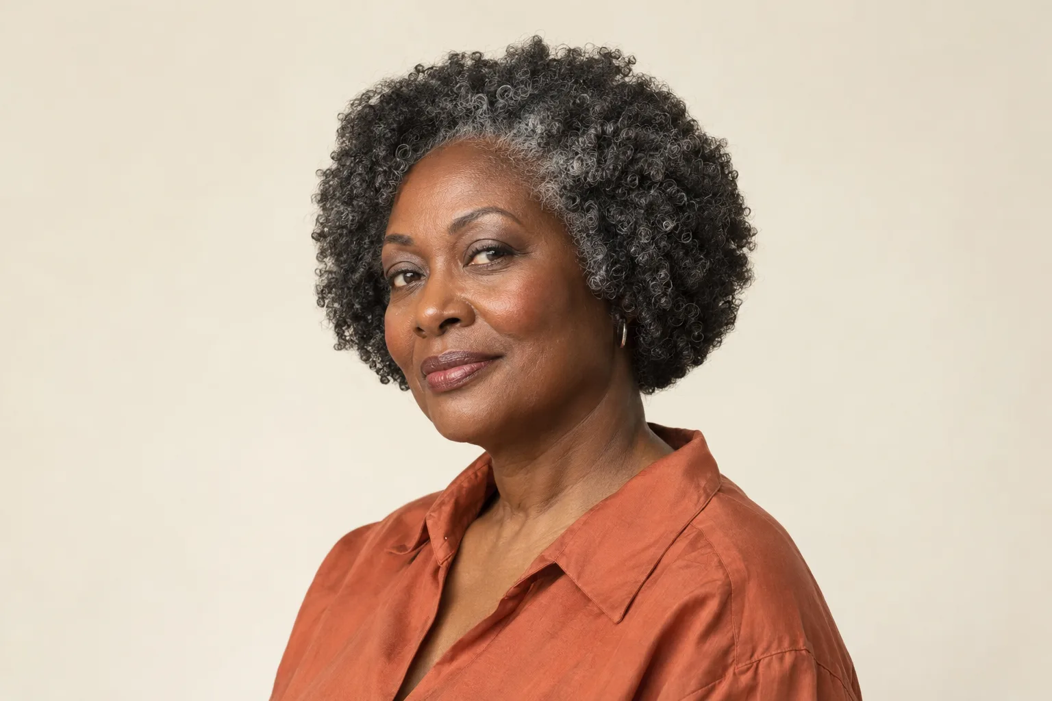 Rounded short outline on tightly coiled salt-and-pepper hair