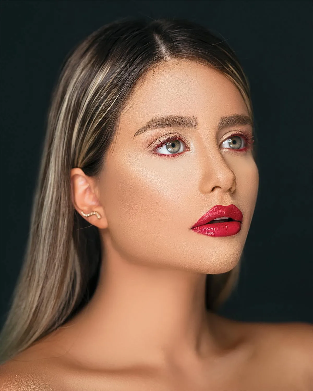Woman with elegant long layered hair flowing past the shoulders with face-framing pieces — photo by Ali Pazani on Pexels