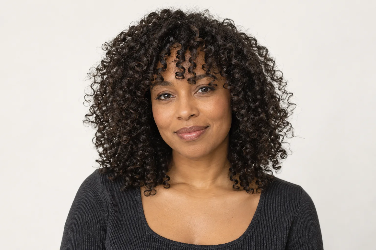 Naturally curly fringe with dry separated curls over the forehead